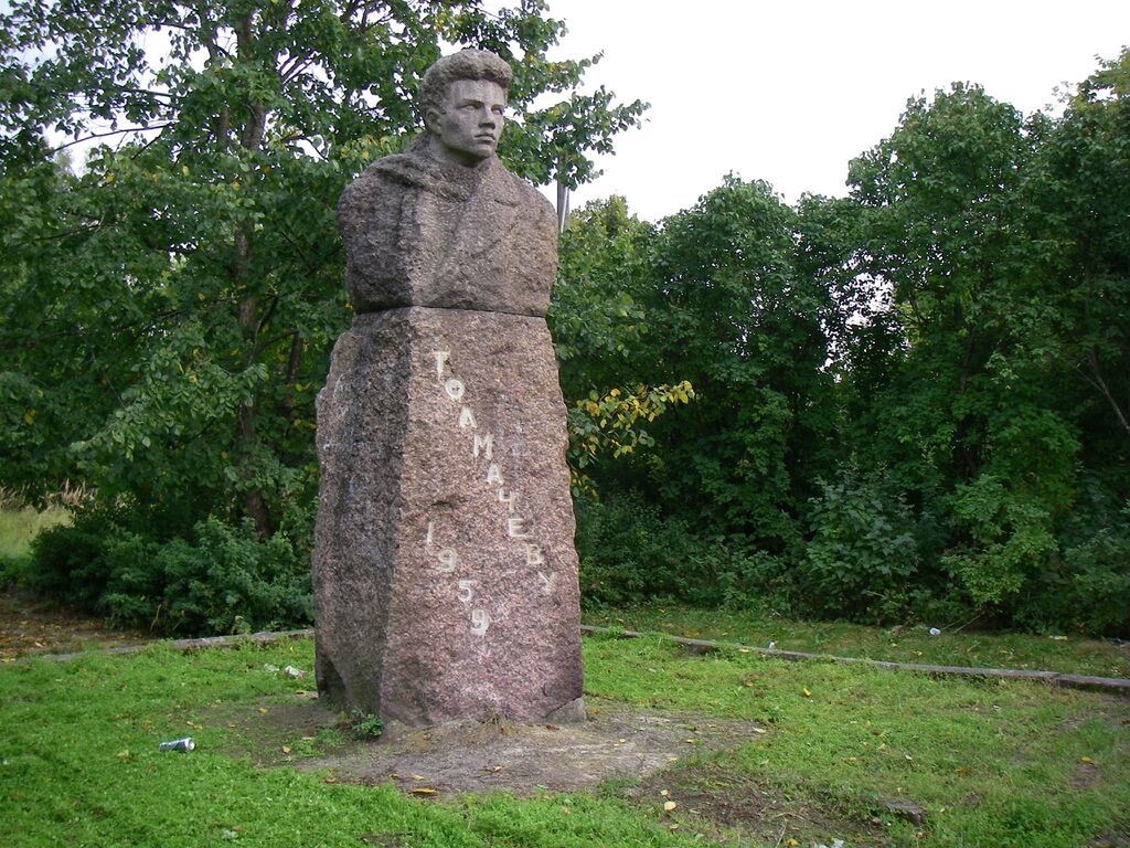 Памятник Н.Г. Толмачёву.